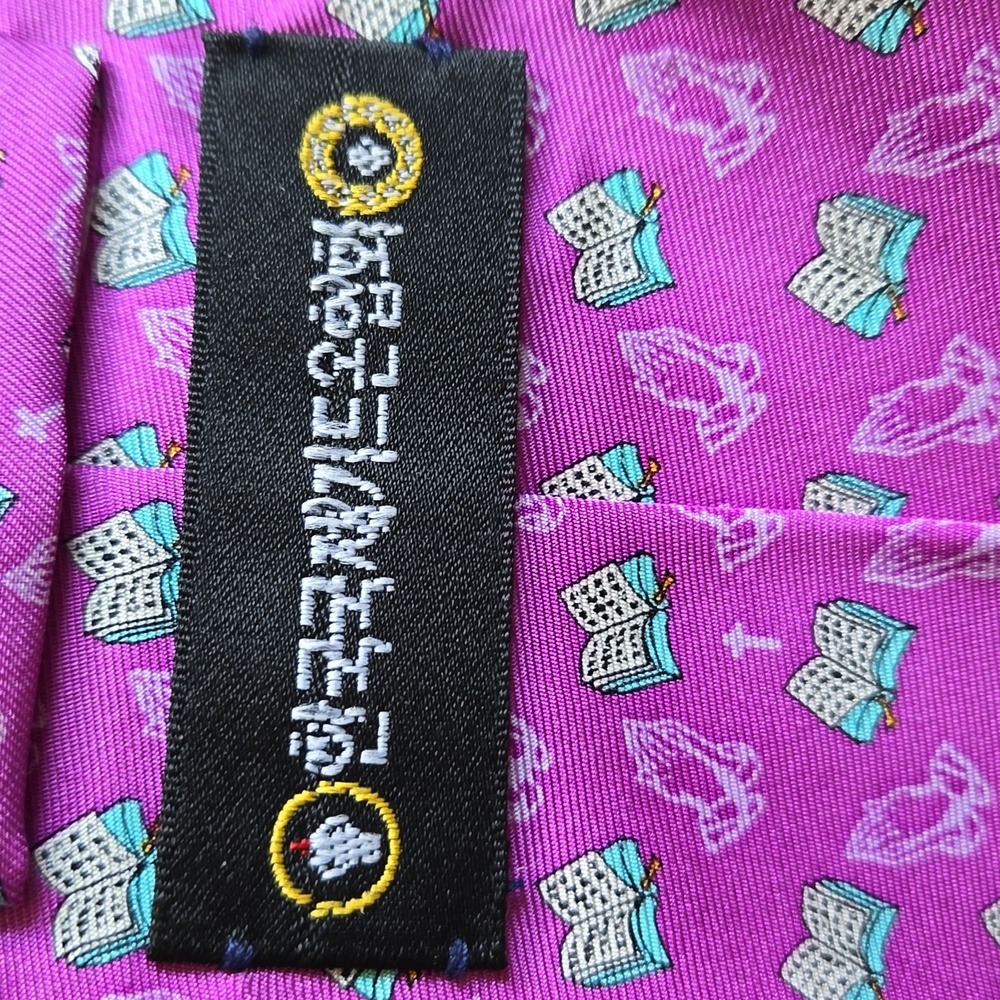Prayer Hands and Bibles necktie - Picture 3 of 4